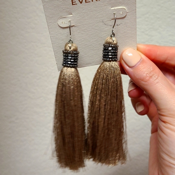 Silky smooth tassel earrings - Picture 2 of 4